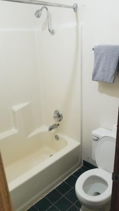 Hotel King Hotel Room 108 Booking 스틸워트 외부 사진